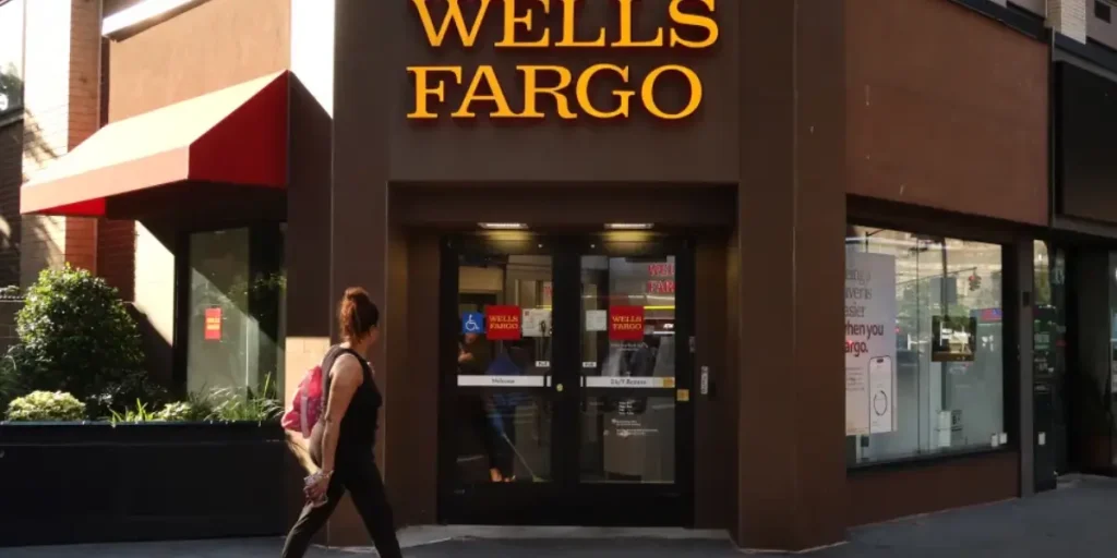 Is Wells Fargo Open on Christmas Eve